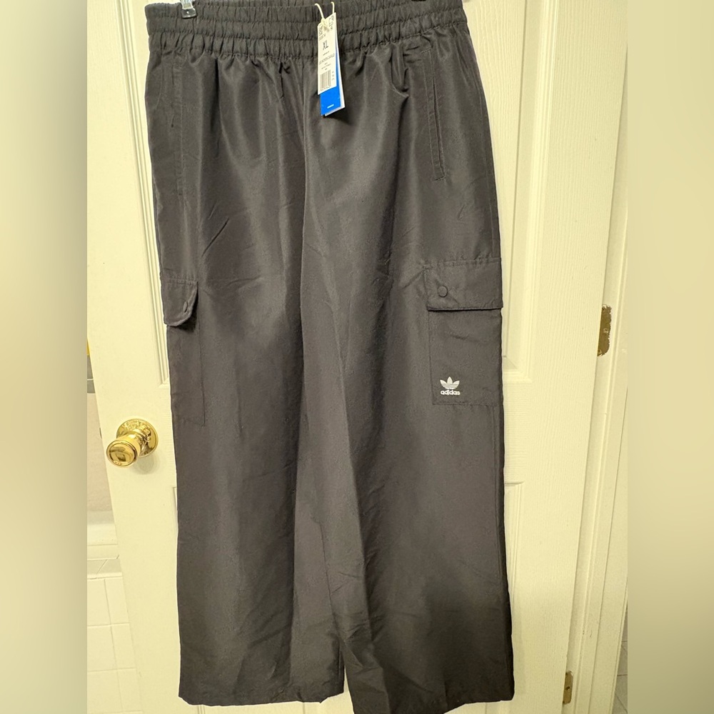 NWT Adidas Originals Women's Essentials Woven Cargo Pants Size XL - Black $75 - Picture 6 of 9